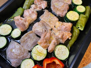 オーブンで焼いた肉と野菜