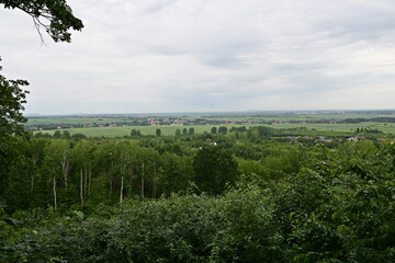 Landschafts-Panorama mit Ausschicht über grüne Felder, Bäume und Wiesen in Richtung Schweidnitz,...