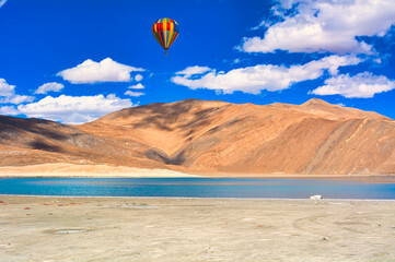 上ラダック地方の美しいパンゴン・ツォ