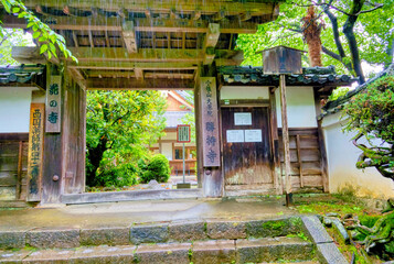 京都、勝持寺の山門 - obrazy, fototapety, plakaty