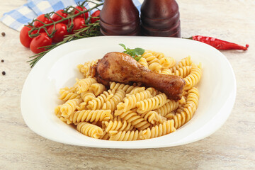 Roasted chicken leg with macaroni