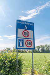 Board information with speed limits in Republic of Austria.