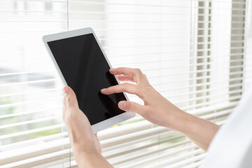 タブレットで情報を入力、管理する医療従事者