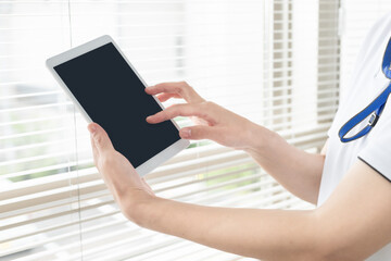 タブレットで情報を入力、管理する医療従事者