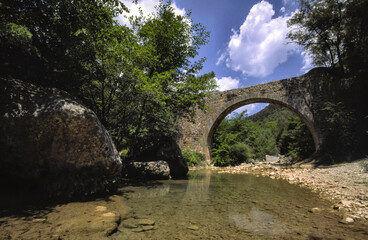 Fototapeta na wymiar Puente romanico sobre el rio Llierca.Montagut de Fluvià.Garrotxa.Cordillera Pirenaica.Girona. España.