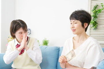 母親にお小遣いをねだる女子高生