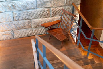 階段途中にある木製の椅子