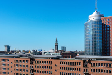 Ausblick von der Elbphilharmonie auf das Columbiahaus, dem Michel, den Sandtorhafen und die...