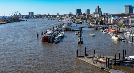 Ausblick von der Elbphilharmonie Richtung Landungsbrücken und Sankt Pauli,