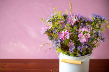 Wiesenblumenstrauß rosa-lila auf rosa Grund