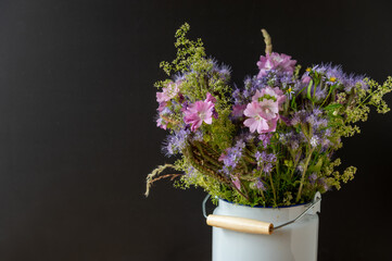Wiesenblumenstrauß rosa-lila auf schwarzem Grund