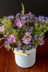 Wiesenblumenstrauß rosa-lila auf schwarzem Hintergrund