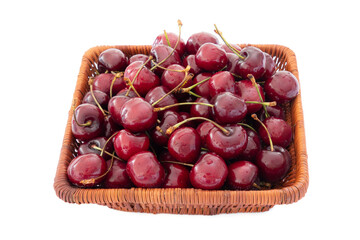 corbeille de cerises isolée sur un fond blanc
