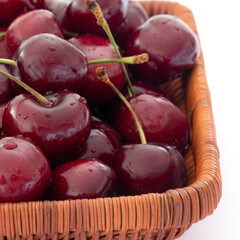 corbeille de cerises isolée sur un fond blanc