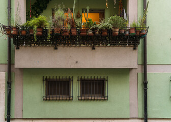 Fototapeta na wymiar green building and balcony with flowers in Italy 