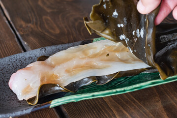 昆布締めした鯛の刺身。昆布の旨味が鯛に染み込んでいる。