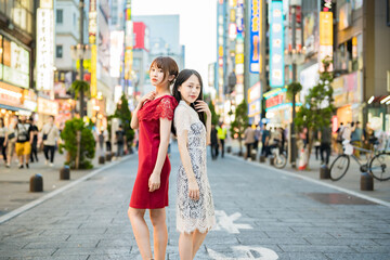 Naklejka premium 繁華街でポーズをとる女性2人