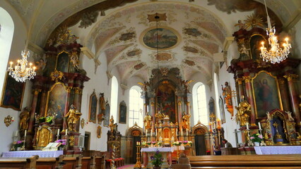 schönes Innere der  Rokoko - Kirche St. Martin in Bad Kohlgrub in Bayern mit sehr dekorativer...