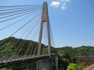 Naklejka premium 熊本県上益城郡山都町にある、長さ390ｍ、高さ約140ｍ、主塔の高さ70mを誇る橋脚のラーメン橋と斜張橋の複合橋の「鮎の瀬大橋」