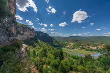 Fototapeta na wymiar Uña, Cuenca desde la altura de su serranía