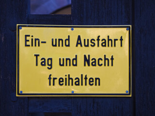 Entrance and exit day and night leave free German sign