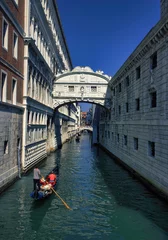 Cercles muraux Pont des Soupirs Venice, Italy - September 05, 2018: A man rowing gondola boat with passengers on a green water canal through famous bridge of sigh during day