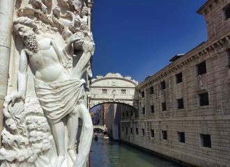 Photo sur Plexiglas Pont des Soupirs The drunkenness of Noah sculpture representing Venetian Art and The Bridge of Sighs in Venice, Italy