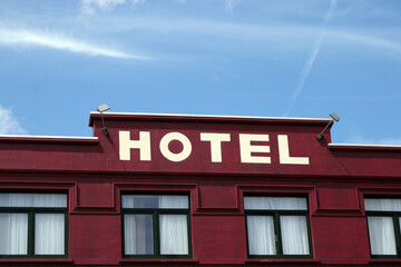 Obraz premium hotel großbuchstaben an der fassade