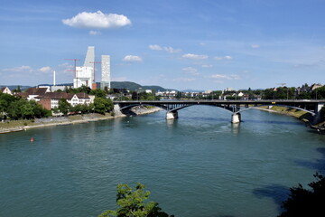 Der Rhein in Basel im Sommer