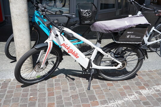 Elektrisches Leihrad von Pick-e-Bike mit Werbung der Basler Kantonalbank in Arlesheim bei Basel am 25.06.2022