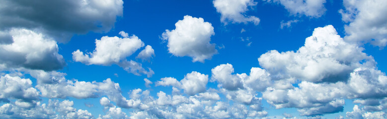 Obraz na płótnie Canvas Beautiful summer blue sky. Fluffy white cumulus clouds.