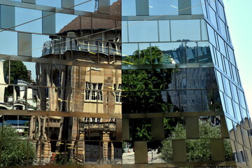 Fassadenspiegelung im Zentrum von Freiburg
