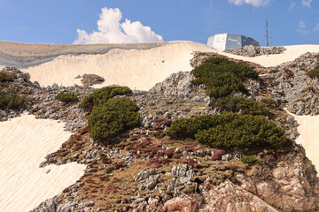 Frühling in der Unesco-Dachstein-Salzkammergut-Region; Blick hinauf zur Welterbespirale auf dem Krippenstein im Mai 2022