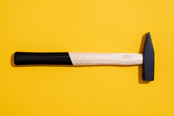 top view eines Hammers vor gelben Hintergrund