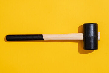 top view eines Hammers vor gelben Hintergrund