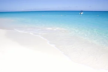 Cercles muraux Plage de Seven Mile, Grand Cayman Soft wave of turquiose ocean water