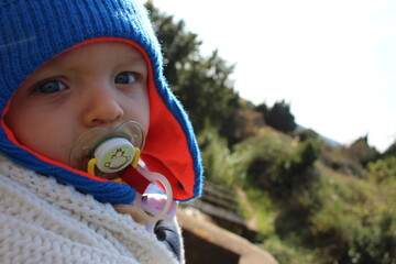 bébé avec un bonnet en laine
