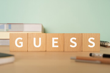 推測のイメージ｜「GUESS」と書かれたブロックが置かれたデスク