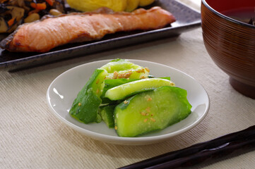 小皿に盛り付けされた胡瓜の和え物