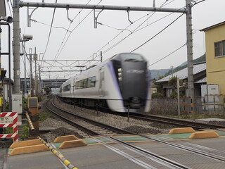 線路を疾走する特急あずさ号