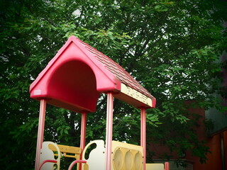 公園にあるハウス型のプラスチック製子供用遊具のてっぺんにある屋根