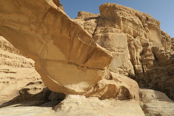 Skutki wietrzenia skał - ustynia Wadi - rum. Jordania.