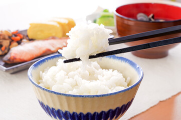 健康的な日本の朝食 ごはんの箸上げ