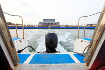 Obraz premium the boat is moving, the yacht is in the dock