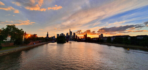Naklejka premium Frankfurt am Main, Deutschland: Sonnenuntergang hinter der berühmten Skyline