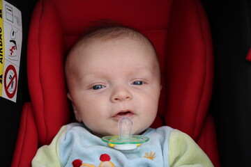 tout petit b&eacute;b&eacute; aux yeux bleus