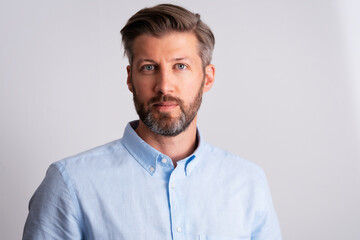 Obraz premium Close-up of confident handsome man studio portrait while standing at isolated background