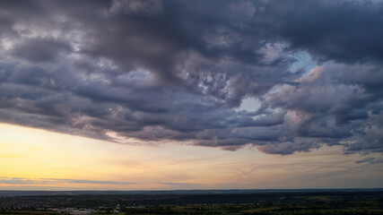 Regenwolken bei Abendlicht
