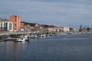 Fototapeta na wymiar Port de plaisance de la ville d'Avilès en Espagne