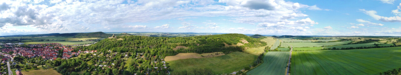 Naklejka premium Gotha, Deutschland: Panorama eines Bergrückens mit 3 Burgen (Mühlburg, drei Gleichen, Veste Wachsenburg)
